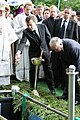Ο πρόεδρος Μεντβέντεφ στην κηδεία του Σολζενίτσιν
