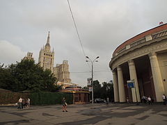 Het metrostation en de Koedrinskajatoren