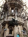 Wurmeck mit dem Lindwurm am Rathaus zu Beginn der Weinstraße am Marienplatz