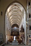 Blick vom Chor durchs Kirchenschiff zur Orgel auf der Empore