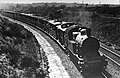 Een NS 6100 met reizigers trein in de ingraving ter hoogte van Amersfoort. (Tussen 1930 en 1940)