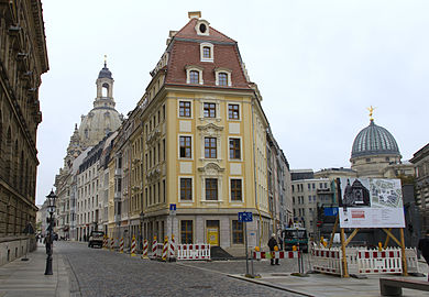 2013: Blick vom Kurländer Palais in die Rampische Straße, vorn das Eckhaus Rampische Straße 33, im Hintergrund die Frauenkirche