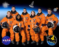 v. l. n. r. Scott Parazynski, Douglas Wheelock, Stephanie Wilson, George Zamka, Pamela Melroy, Daniel Tani und Paolo Nespoli