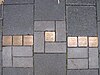 die Anordnung der Stolpersteine für Esther Blum und die Familien Kaufmann und Rosenberg vor dem Haus Hohe Straße 35 in Offenbach am Main