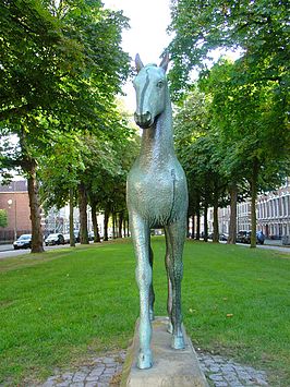 Veulen met links en rechts de bebouwing aan de Radesingel