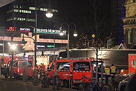 Der Sattelzug, umgeben von Rettungskräften