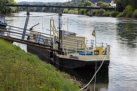 Das ehemalige Treidelschiff Berta als Schiffsanlegestelle in Kelheim