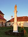 Barokk stílusú kőszobor a templomkertben