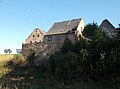 Südliches Wohnstallhaus, zwei Seitengebäude und Scheune eines Vierseithofes sowie Brücke und Allee