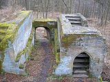 Der Torbau mit dem Treppenaufgang vom Nordwestfelsen. Rechts das gotische Spitzbogentor. Der aufwändige Treppenaufgang deutet auf einen herausgehobenen Raum im Obergeschoss hin, vielleicht die Burgkapelle