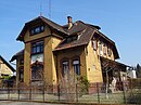 Villa mit zwei Nebengebäuden, Einfriedung und Hofpflasterung