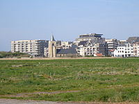 Oude Duinenkerkje en moderne hoogbouw