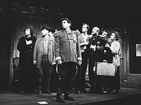Foto von der Aufführung des Narrentanzes (als Mumraj). Theater Činoherní klub Prag im Jahre 1991 (Das Ende des Schauspieles).