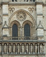 dazu: Notre-Dame de Paris, Turmfenster neben der Westrose: Spitzbogenfenster ohne Maßwerk, Scheitelblenden mit Schleierwerk