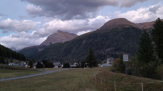 Piz Mezzaun und Munt Müsella (r.), von Bever aus fotografiert