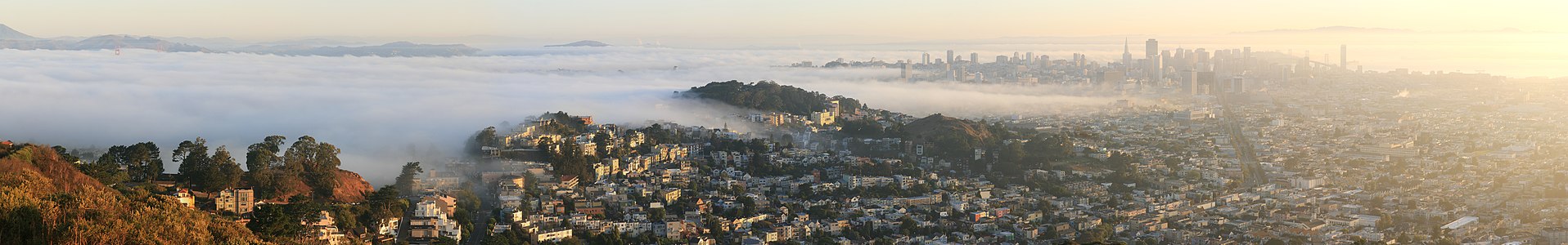 Sabahın erken saatinde sislerin içinde saklanan San Francisco şehir merkezi ve Golden Gate Köprüsü (22 Eylül 2009). (Üreten: Mbz1 & Dschwen)