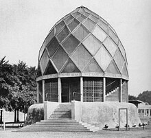 Glashaus von Bruno Taut,[32] Glasbausteine als Wendeltreppe. Leistungsschau der deutschen Glasindustrie