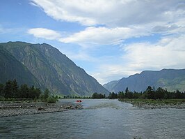 Basjkaoes rivier in de Ulagansky District.