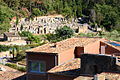 Roussillon, im Hintergrund der Friedhof