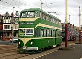 29. KW Der doppelstöckige Triebwagen (Balloon Cars) Nr. 700 der Straßenbahn Blackpool aus den 1930er Jahren an der Haltestelle Bispham im Juli 2006. Dahinter der doppelstöckige Triebwagen Nr. 720.