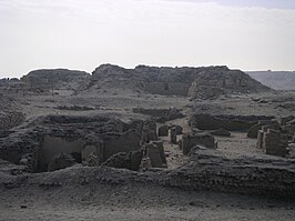 Ruïne van de dodentempel van Chentkaoes II met op de achtergrond de piramides van Lepsius 24 en 25