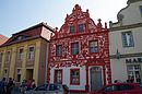 Wohnhaus mit Volutengiebel und reicher Stuckgliederung