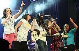 Van links naar rechts: Jayne Hill, Sara Johnston, Gary McKenzi, Kim Bingham en Stephane Moraille Taken op een Bran Van 3000 Concert op het Montreal Jazz Festival 2008, Place des Arts, Montreal, Canada op 1 juli 2008.