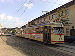 Zesassige enkelegelede tram (GT 6) met vierassige bijwagen (B 4) bij de Rheinbahn in Düsseldorf.