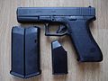 Glock 17 (1. Generation) mit 2 Magazinen und Ladehilfe