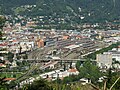 Blick von Süden auf das gesamte Bahnhofsareal, im Vordergrund die Olympiabrücke (2008)