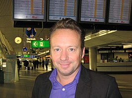 Presentator Joris Linssen op Schiphol