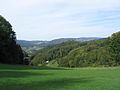 Brombachtal, dahinter: Lindenfels mit Granit-Schenkenberg (links) und Flasergranitoid-Neunkircher-Höhe (rechts)