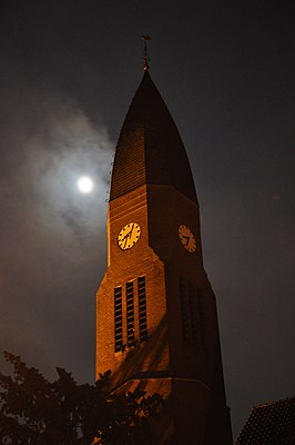 De kerktoren bij volle maan