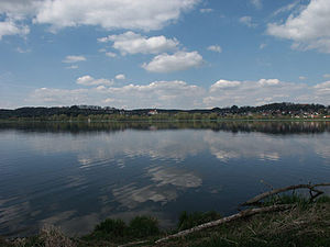 Der Vilstalsee mit Blick auf Steinberg