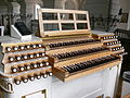 Spieltisch der Orgel in Weißenau