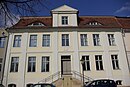 Bürgerliches Wohnhaus mit Kaserne, Geburtshaus E. Haeckels mit Gedenktafel