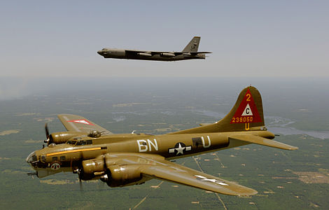 B-17G Flying Fortress (nose art: Thunderbird) ve B-52H Stratofortress 2006 Defenders of Liberty Airshow'da düzenlenen anma uçuşu sırasında, (Barksdale Hava Kuvvetleri Üssü, Louisiana, 12 Mayıs 2006). (Üreten: Michael A. Kaplan)
