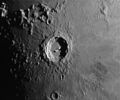 Mondkrater Copernicus mit einer Gruppe von Zentralbergen