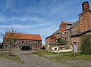 Gutsanlage, bestehend aus Gutsverwalterhaus mit Einfriedung, Gutshof mit Brennerei, zwei Speichern, Stallgebäude und Hofpflasterung