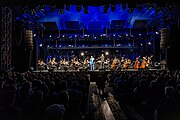 Jack Brell Nacht 2023 mit Dominique Horwitz, Philharmonisches Orchester Freiburg, Dirigent Enrique Ugarte