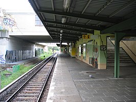 Perron met uitgang via een van de voetgangersbruggen