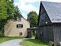 Bauernhaus mit Nebengebäude