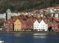 Forsøk på tilpasning til Bryggen i Bergen. Sett fra andre siden av Vågen reduserer de tunge bygningene i bakgrunnen det visuelle inntrykket av de gamle bygningene foran og bidrar samtidig til å tette rommet mot fjellsiden. Foto: Frode Inge Helland