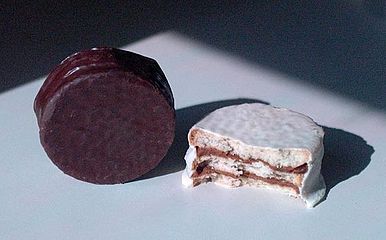 Alfajorlar dulce de leche ile birleştirilmiş iki tatlı bisküviden oluşan Arjantin’in geleneksel bir şekerlemesidir.