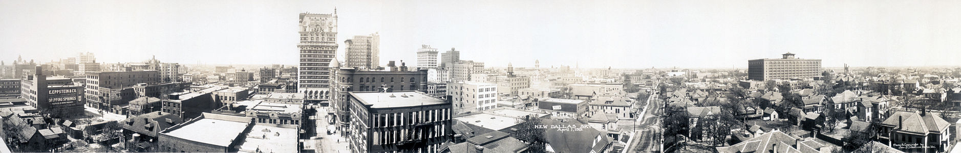 ABD'nin Teksas eyaletinin ulaşım merkezi Dallas şehrinin panoramik görünümü. Telif hakkı tarihi olarak 30 Ağustos 1912 gösterilmektedir. Bu fotoğraf muhtemelen aynı yıl çekilmiştir. Günümüzde çevresindeki Fort Worth, Arlington gibi şehirleriye birlikte oluşturuşlan metropol bölgesinin nüfusu ABD beşincisidir. (Üreten: Johnson & Rogers)