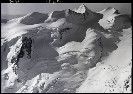 Bellavista, Piz Zupò und Piz Argient (v. l. n. r.) sowie der obere Teil des Vadret da Morteratsch auf einem Luftbild vom 1934.