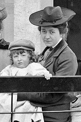 Françoise Pescatore met haar neefje John Tudor, in een door haar zwager Henri Tudor ontwikkelde auto (1902).