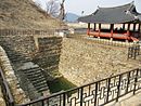 Gebäude und Teich in der Festung Gongsanseong