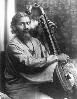 Hazrat Inayat Khan met vina