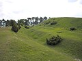 Der Wallgraben um das Gipfelplateau des Ipf. Ostseite nach Süden mit der Wallkrone des Vorwalls